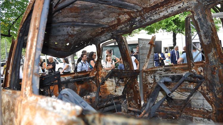 Die Lautstärke eines ausgebrannten Autowracks aus der Ukraine: Ausstellung unter dem Titel "Testament von Butscha" auf dem Berliner Kurfürstendamm.