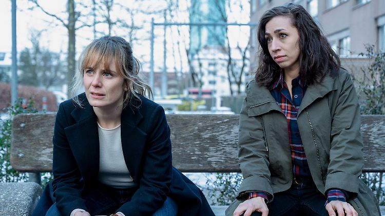 Grandjean (Anna Pieri Zuercher, l.) und Ott (Carol Schuler) sind einem Medikamentenskandal auf der Spur.