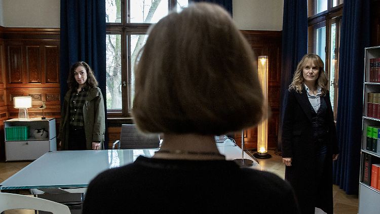 Legen sich mit einer skrupellosen Anwältin (Theresa Affolter) an: Ott (Carol Schuler, l.) und Grandjean (Anna Pieri Zuercher, r.).