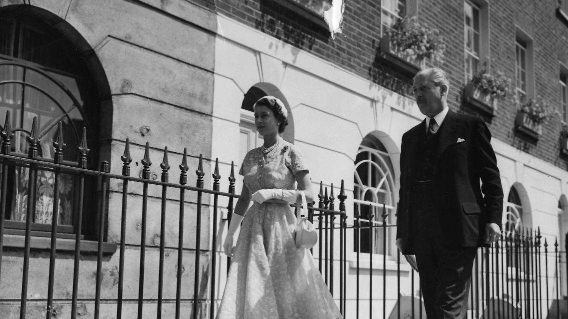 Premier Harold Macmillian (1957-1963 im Amt) auf einem Foto mit der Queen aus dem Jahre 1954.