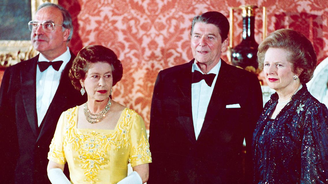Hier traten die Queen und Thatcher nicht in das Kleid-Fettnäpfchen. Dass der damalige Kanzler Kohl und US-Präsident Reagan ganz ähnliche Jacketts tragen, fällt kaum ins Gewicht.