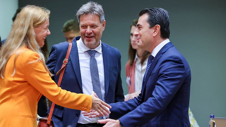 Kadri Simson, EU-Energiekommissarin, begrüßt Constantinos Skrekas (r), Energieminister aus Griechenland, und Robert Habeck (M), Bundesminister für Wirtschaft und Klimaschutz, während eines Treffens der EU-Energieminister.