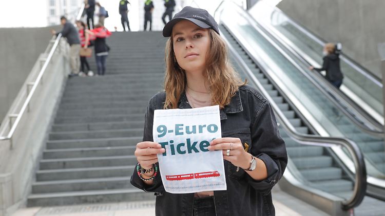 Aktivistin Luisa Neubauer macht sich nicht nur für das Neun-Euro-Ticket stark, sondern fordert in der Energie-Debatte einen größeren Fokus auf erneuerbarer Energie, statt auf Kohle oder Atomkraft. 