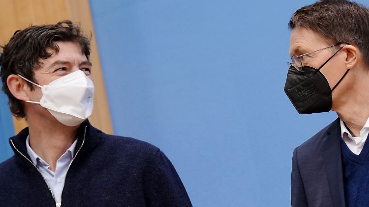 Der Virologe Christian Drosten und Bundesgesundheitsminister Karl Lauterbach waren bei einer Pressekonferenz im Januar deutlich besorgter wegen der Pandemie-Lage als aktuell. 