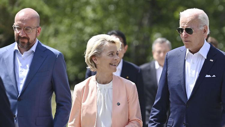 Trafen beim G7-Gipfel auf Schloss Elmau zusammen und reisen zum Begräbnis von Queen Elizabeth II.: EU-Ratschef Michel, EU-Kommissionspräsidentin von der Leyen und US-Präsident Biden. 