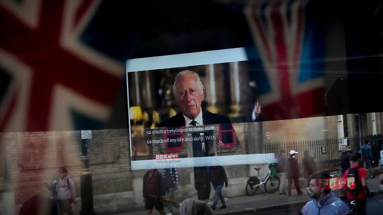 In seiner ersten Rede als König stellt Charles III. seine Mutter in den Mittelpunkt. Die "geliebte Mama" - wie er sie nennt - ist das Vorbild, an das er anknüpfen will. 