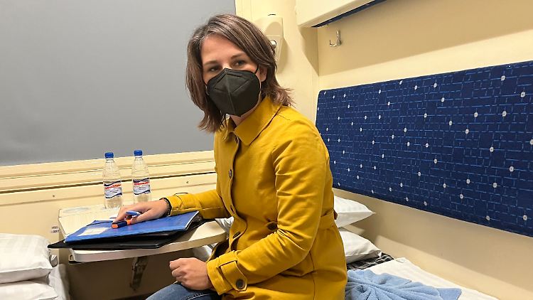 Mit dem Nachtzug in die Ukraine: Außenministerin Baerbock ist das zweite Mal seit Kriegsbeginn in dem Land.