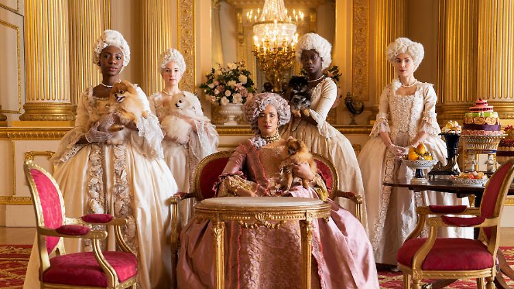 In der erfolgreichen Netflix-Serie "Bridgerton" wurden Figuren in der Londoner High Society des frühen 19. Jahrhunderts ohne Rücksicht auf historische Korrektheit mit Darstellern und Darstellerinnen unterschiedlicher Hautfarbe besetzt.