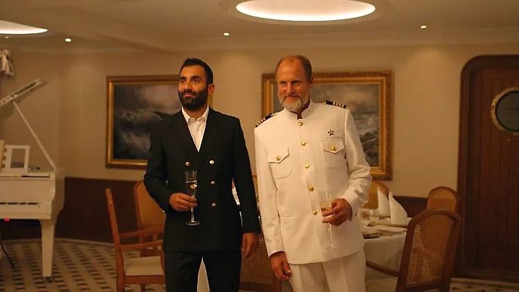 Der Kapitän (Woody Harrelson, r.) und einer seiner Mitarbeiter haben Schlagseite.