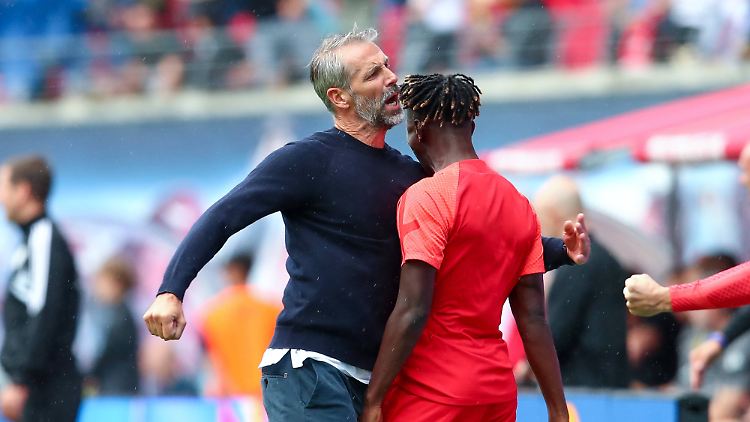 Leipzig-Trainer Marco Rose feiert den herrlichen Treffer zum 2:0. 