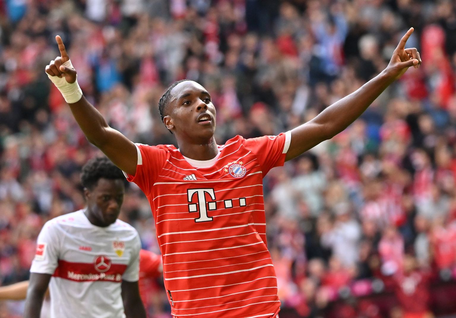 Mathys Tel jubelt nach seinem Treffer zum 1:0 für den FC Bayern gegen den VfB Stuttgart. Das Tor ist vereinshistorisch, macht es ...