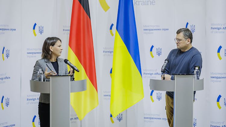Baerbock mit ihrem ukrainischen Amtskollegen Kuleba bei der gemeinsamen Pressekonferenz. 