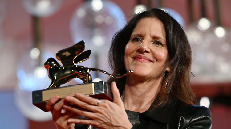 Die US-amerikanische Regisseurin Laura Poitras wird in Venedig mit dem Goldenen Löwen geehrt.