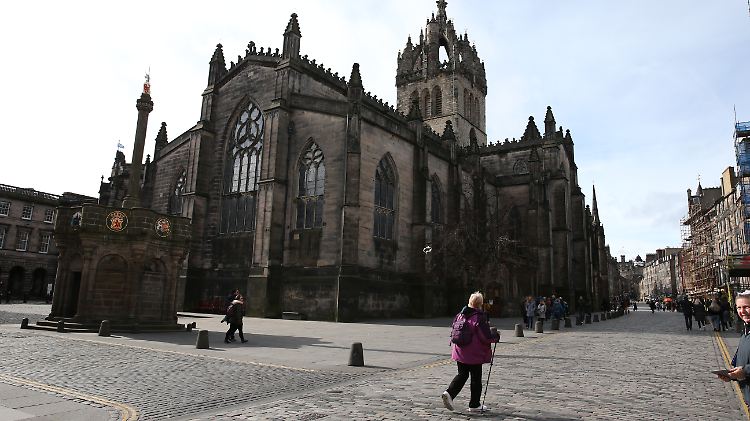 In der St. Giles Kathedrale in der schottischen Hauptstadt Edinburgh wird der Leichnam der Queen zuerst aufgebahrt.