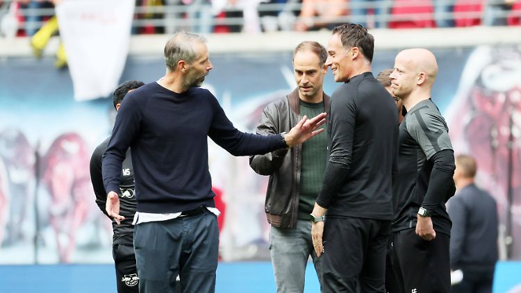 Marco Rose (l.) und RB-Boss Oliver Mintzlaff (2.v.l.) warten noch auf Max Eberl und dann wird sicher alles wieder gut. 
