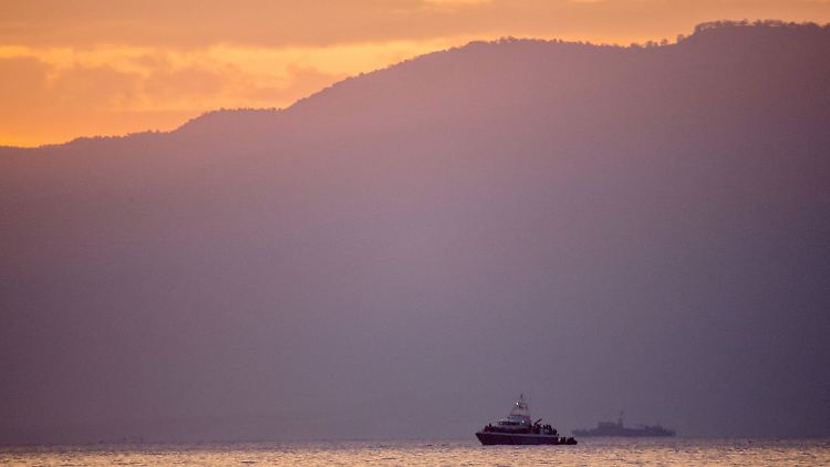 Griechische Küstenwache in der Ägäis nahe der griechischen Insel Lesbos.