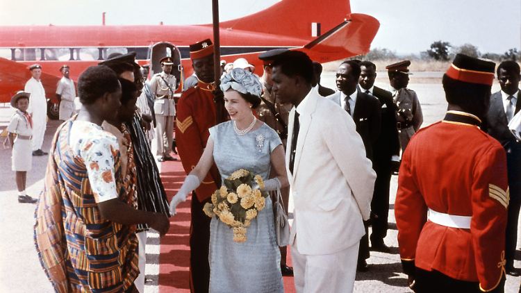 Sie reiste in ihren 70 Jahren auf dem britischen Thron mehrfach nach Afrika. Hier schüttelt Queen Elizabeth II. in Ghana Hände.