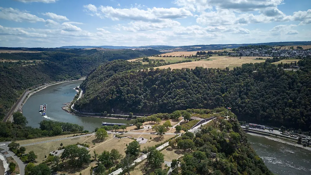 Das-Loreleyplateau-hoch-ueber-dem-Rhein-bei-St-Goarshausen