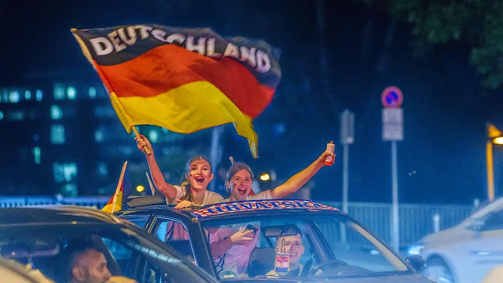 Fans-feiern-mit-einem-Autokorso-in-der-Innenstadt-die-deutsche-Nationalmannschaft