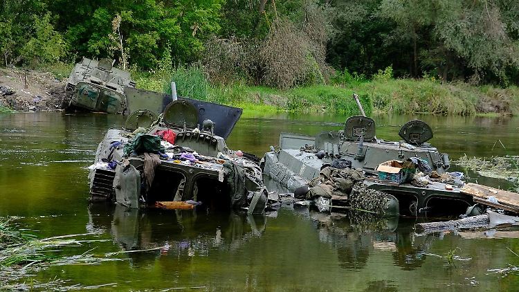 Zurückgelassene russische Militärfahrzeuge in der Region Charkiw.