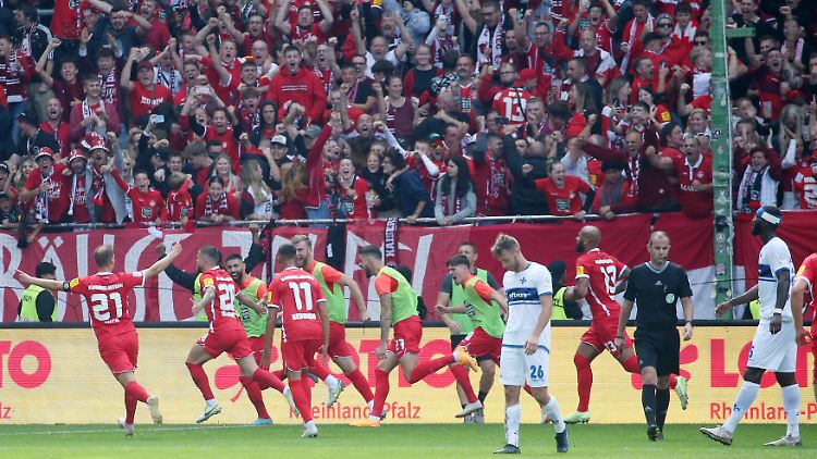 Der FC Kaiserslautern bejubelt das Tor zum 2:2.
