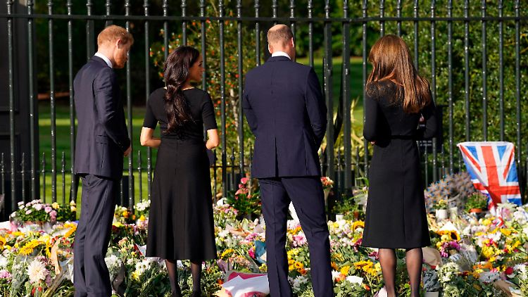 Erstmals seit dem Tod der Queen Elizabeth II. haben sich Prinz William und Prinz Harry und ihre Ehefrauen Kate und Meghan in der Öffentlichkeit gezeigt. 