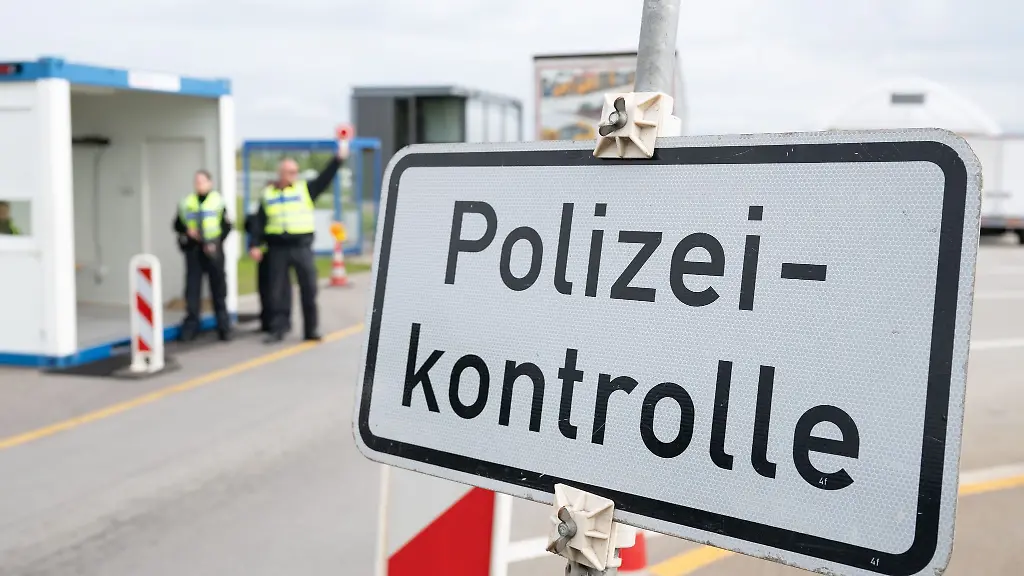 Bundespolizisten-stehen-anlaesslich-von-Grenzkontrollen-an-einer-Autobahn