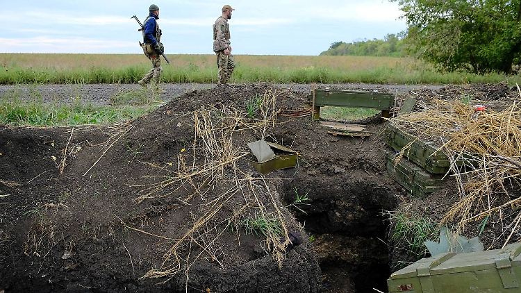 Ukrainische Soldaten passieren eine verlassene russische Stellung in der Region Charkiw.