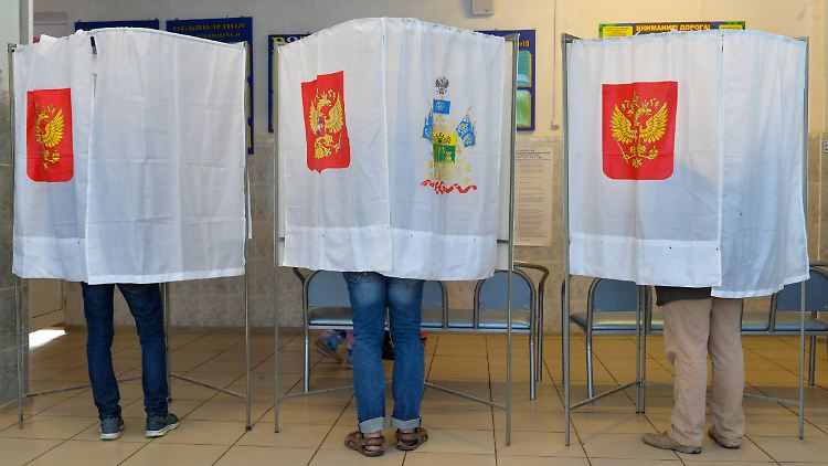 Russische Wahlberechtigte in Krasnodar geben ihre Stimme ab.