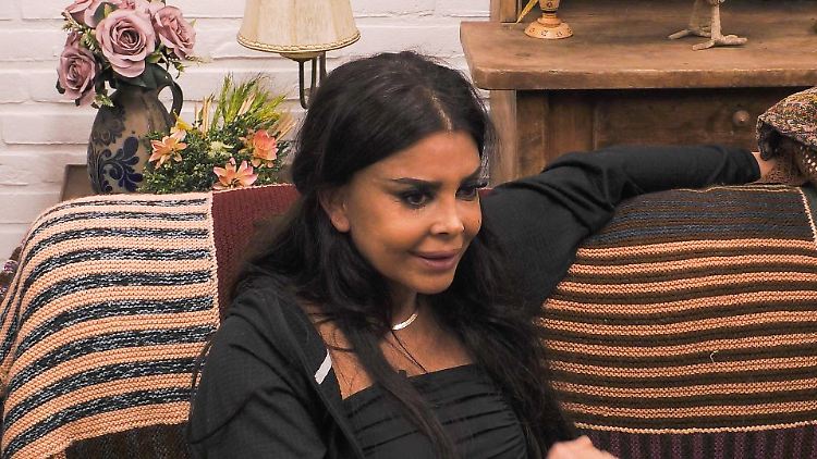 Muss in Folge 2 auch den Verlust ihrer Extensions verkraften: Schoßhündchen-Besitzerin Kader Loth (RTL)