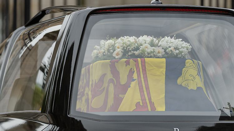 Der Sarg der Queen wurde bereits nach Edinburgh gebracht.