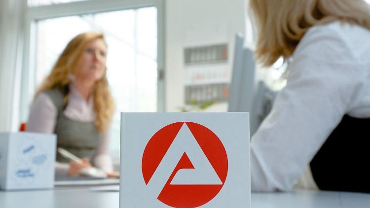 Jobcenter oder privater Arbeitsvermittler? Bei Arbeitslosigkeit gibt es verschiedene Hilfsangebote.