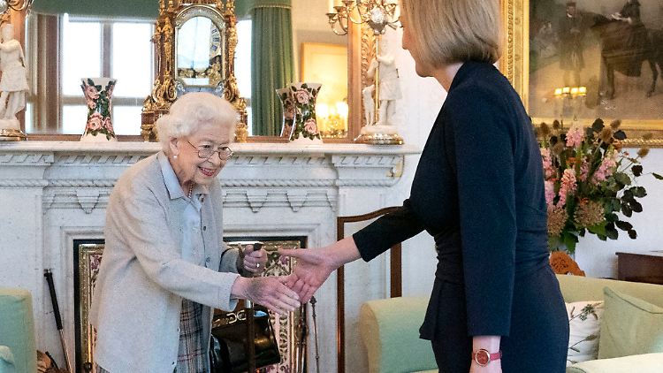 Die britische Königin Elizabeth II. (l.) begrüßte wenige Tage vor ihrem Tod Liz Truss im schottischen Balmoral.