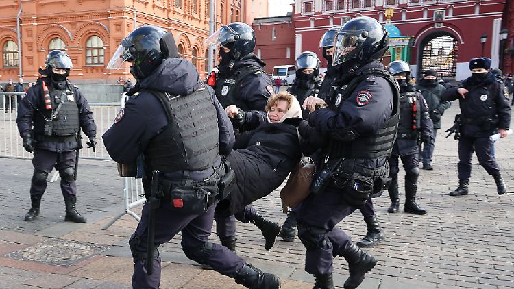 Protest gegen den Krieg in Moskau Anfang März: Juferew und seine Mitstreiter wollen mit ihrem jetzigen Vorstoß allen Kriegsgegnern zeigen, dass sie nicht alleine sind.