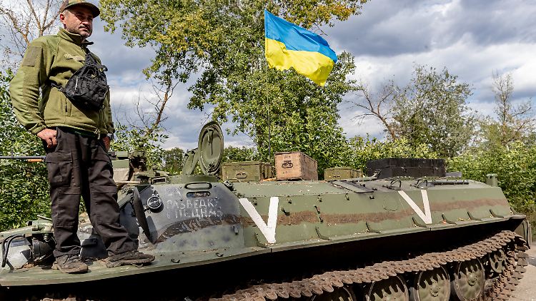 Ein ukrainischer Soldat hat eine Flagge auf einem russischen Panzerfahrzeug angebracht, das die russischen Truppen in der Region Charkiw zurückgelassen haben.