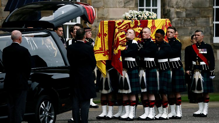 Vorerst wurde der Sarg der Queen nach Edinburgh gebracht.