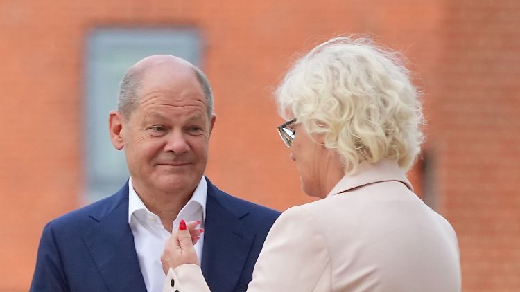 "Noch kein Land hat Kampfpanzer geliefert": Bundeskanzler Scholz und Verteidigungsministerin Lambrecht bei der Kabinettsklausur in Meseberg.  
