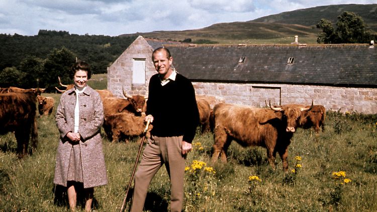 Die britische Königin Elizabeth II. und ihr Gatte Prinz Philip, Herzog von Edinburgh, stehen während ihrer Silberhochzeit auf einer Farm in Schottland. 