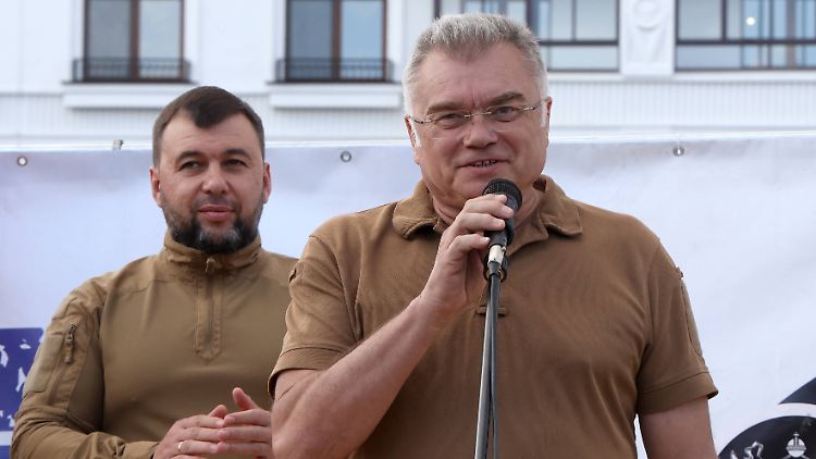 Der letzte öffentliche Auftritt: Denis Puschilin (hinten) und Konstantin Iwaschtschenko bei einer Veranstaltung in Mariupol am vergangenen Freitag.