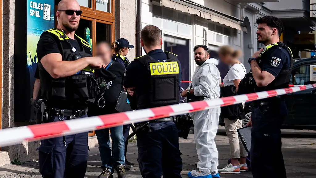 Polizisten-sind-vor-einem-Haus-in-Charlottenburg-Wilmersdorf-im-Einsatz