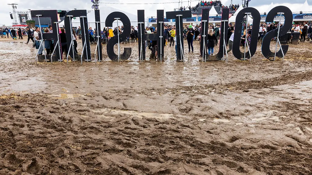 Ein-ueberdimensionaler-Southside-Schriftzug-steht-im-Schlamm-auf-dem-Gelaende-des-Southside-Festival