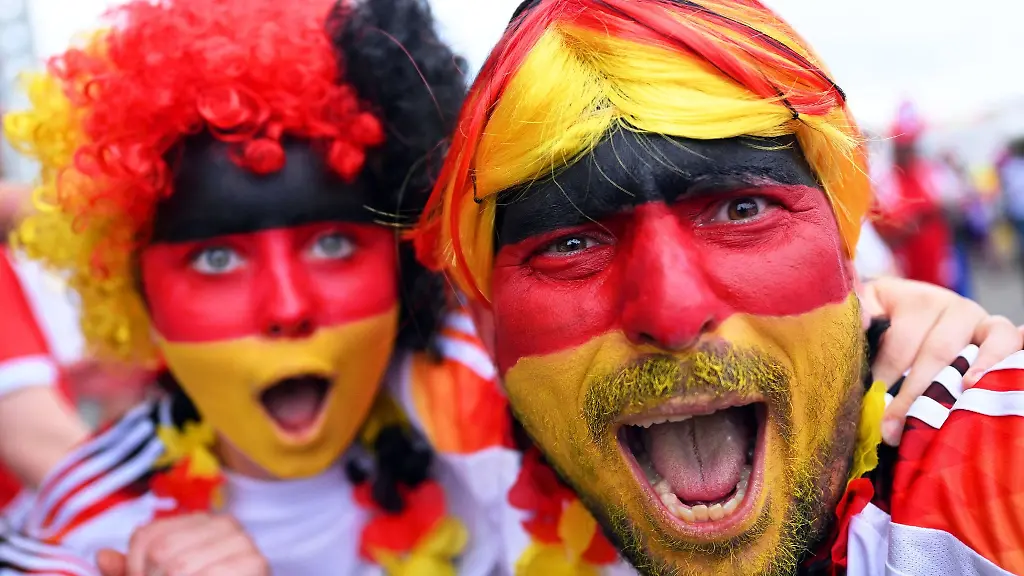 Fans-von-Deutschland-kommen-vor-Spielbeginn-zum-Stadion