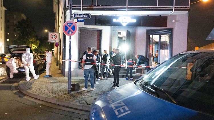 Ein Unbekannter tötete einen 48-Jährigen und verletzte einen 45-Jährigen schwer.