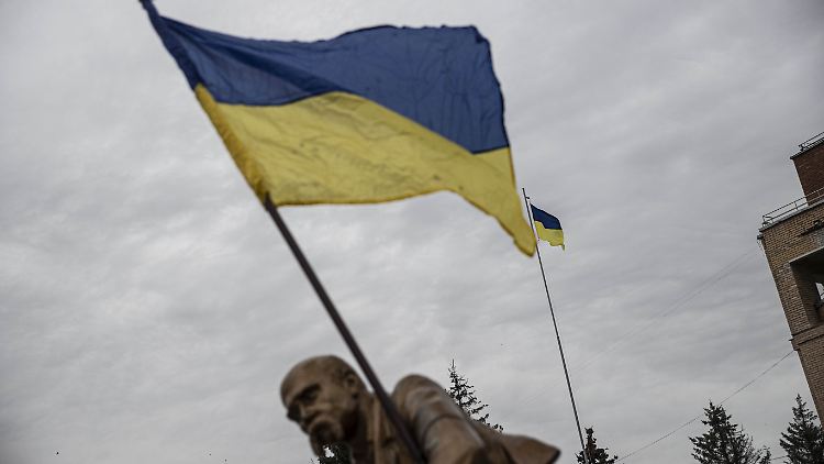 Eine ukrainische Flagge in der befreiten Stadt Balaklija.