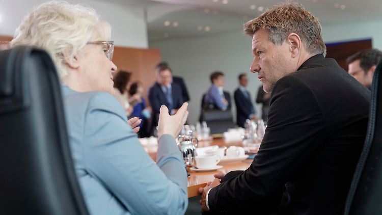 Verteidigungsministerin Lambrecht und Wirtschaftsminister Habeck sind bei den Regeln für europäische Waffenexporte nicht auf einer Wellenlänge. 