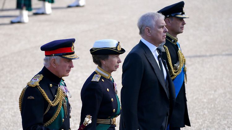 Auch die Geschwister des Königs - Anne, Andrew und Edward (r.) - nahmen an der Zeremonie teil.