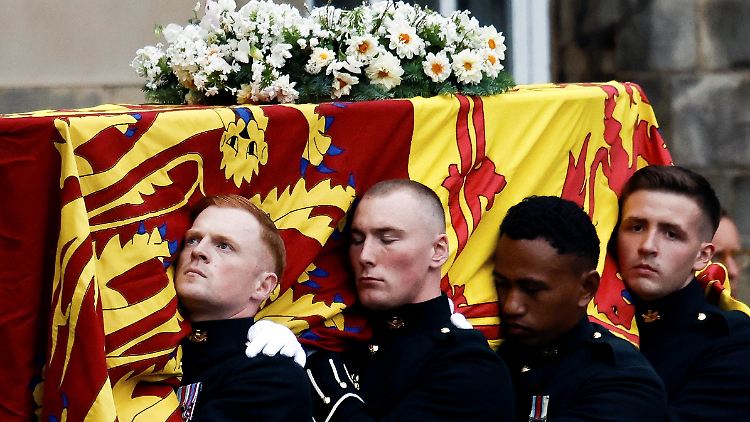 Der Sarg der Queen war in die royale Standarte gehüllt.