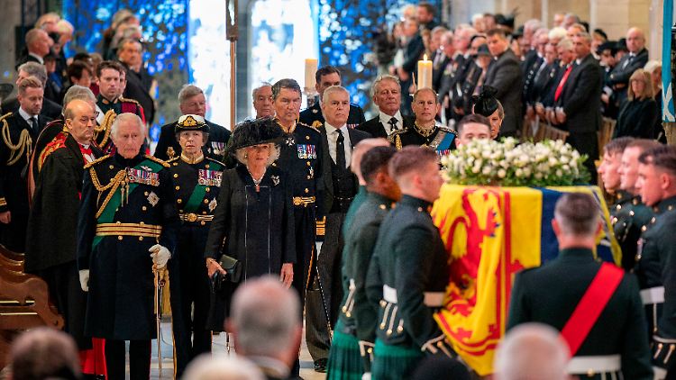 Der geschlossene Sarg wird für rund 24 Stunden in der Kirche aufgebahrt, damit die Bevölkerung Abschied nehmen kann. 