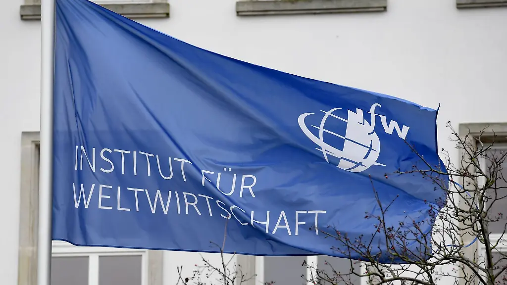Das-Logo-des-Instituts-fuer-Weltwirtschaft-IfW-ist-auf-einer-Fahne-an-dem-Gebaeude-an-der-Foerde-in-Kiel-zu-sehen
