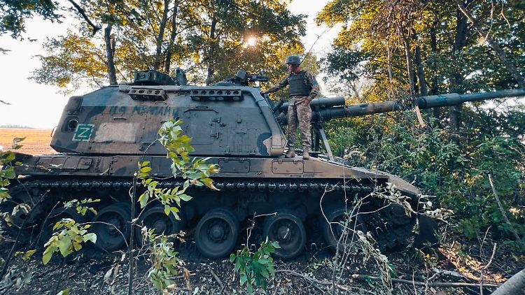 Ein ukrainischer Soldat auf einer eroberten russischen Panzerhaubitze vom Typ 2S19 Msta-S in der Region Charkiw.
